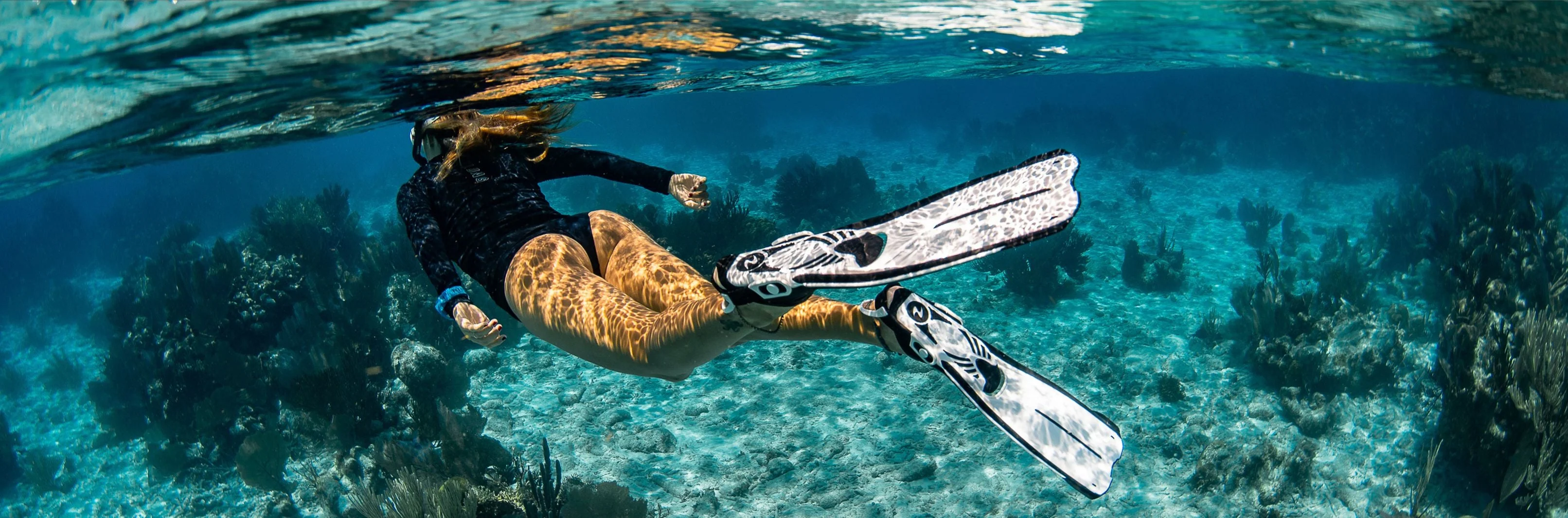 Diver holdings beige Cyclone X freediving fins
